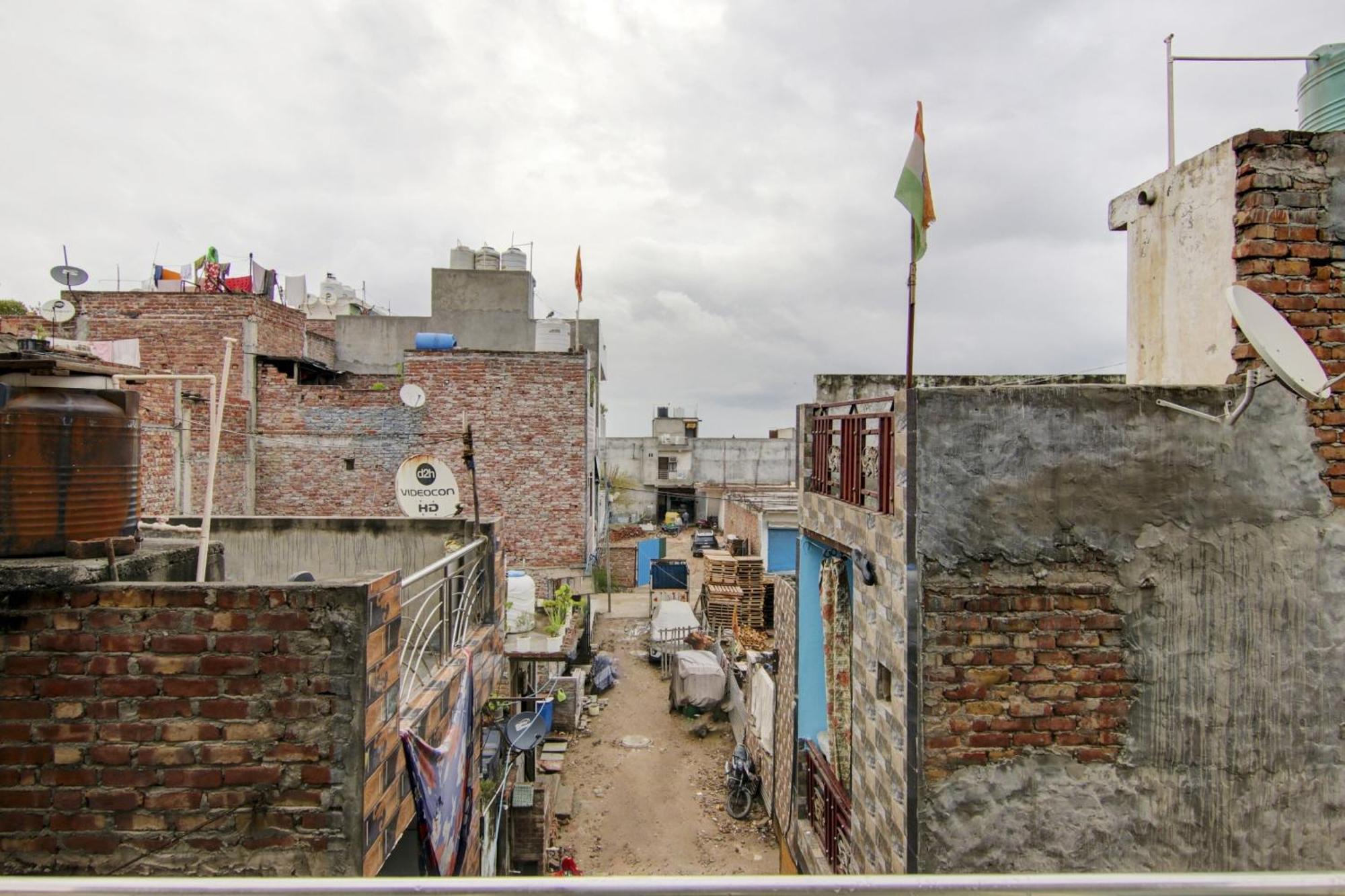 Hotel O S Palace Near Samaypur Badli Metro Station Delhi  Exteriör bild