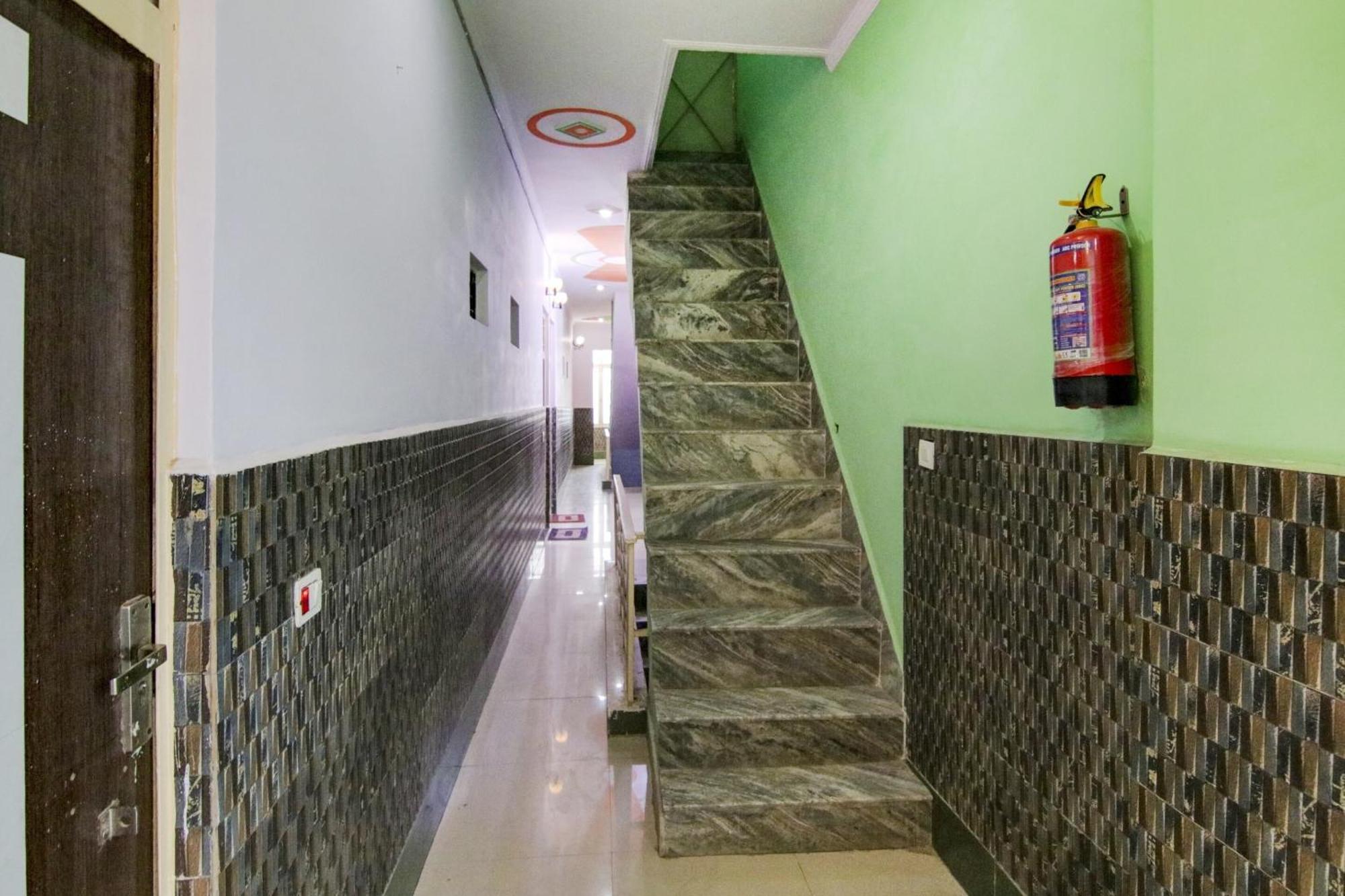 Hotel O S Palace Near Samaypur Badli Metro Station Delhi  Exteriör bild